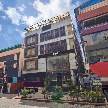 העיר בנגלור Collection O 29 Church'S Inn Near Cubbon Park מראה חיצוני תמונה